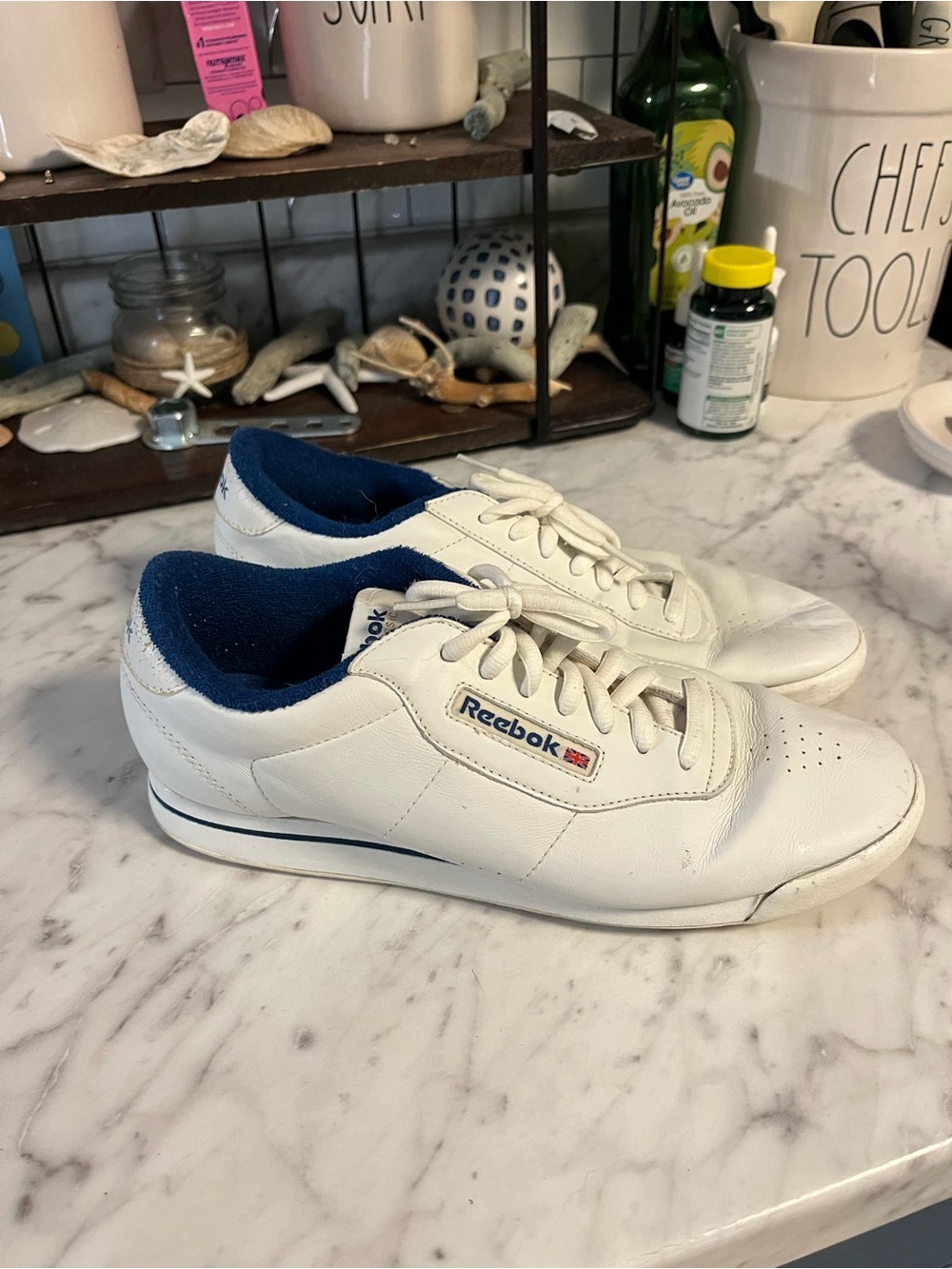 Reebok Men's 7 women’s 9 White Leather Sneakers with Navy Interior vintage!